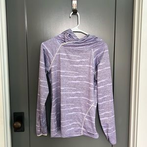 Patagonia light weight pullover with a hood.